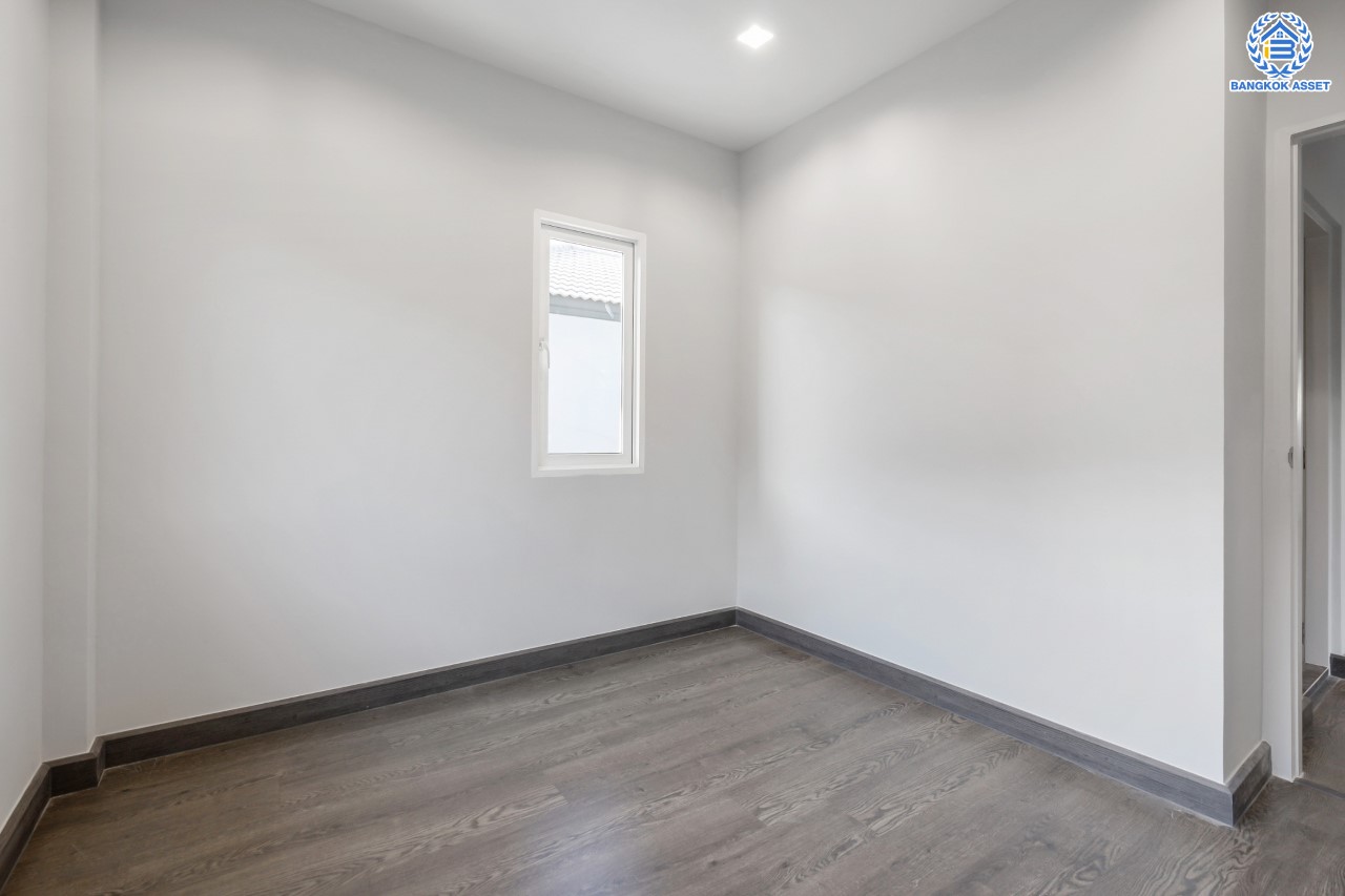 บ้านมือสองตกแต่งใหม่ แบรนด์ AP ม.เดอะซิตี้ ราชพฤกษ์ ตกแต่งหรูหราสไตล์ Modern บนเนื้อที่ 51.6 ตร.ว. ฟังก์ชันจัดเต็ม 4 ห้องนอน 3 ห้องน้ำ 2 ที่จอดรถ พร้อมรองรับครอบครัวขยาย เชื่อมต่อหลายเส้นทางทั้ง ถ.ราชพฤกษ์ ,ถ.รัตนาธิเบศร์ และถ.กาญจนาภิเษก และเพียง 5 นาทีถึงรถไฟฟ้า "สถานีบางพลู"